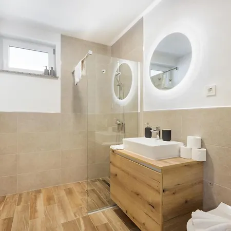 Chic With Finnish Sauna And Jacuzzi Apartment