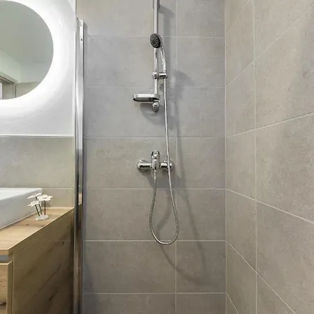 Chic With Finnish Sauna And Jacuzzi Apartman