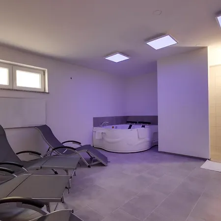 Apartment Chic With Finnish Sauna And Jacuzzi *