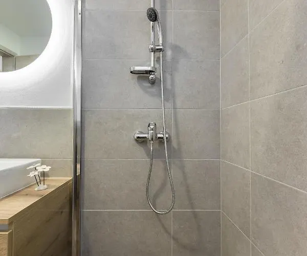 Chic With Finnish Sauna And Jacuzzi Apartment